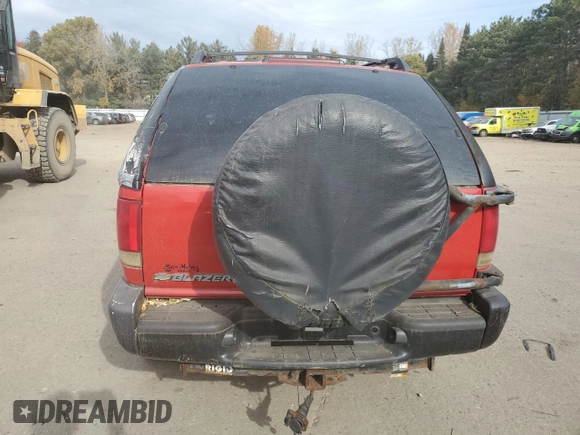 2000 Chevrolet Blazer LS z VIN 1GNCT18W8YK155812, wystawiony jako Copart lot #77315424 z przebiegiem 151 418 mil mil oraz Czysty tytuł • Clean title. Historia ofert i sprzedaży dostępna na DreamBid. Obrazek 6.