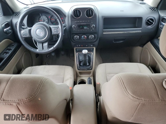 2013 Jeep Patriot Latitude z VIN 1C4NJRFB1DD101742, wystawiony jako Copart lot #59486385 z przebiegiem 92 001 mil mil oraz Czysty tytuł • Clean title. Historia ofert i sprzedaży dostępna na DreamBid. Obrazek 8.