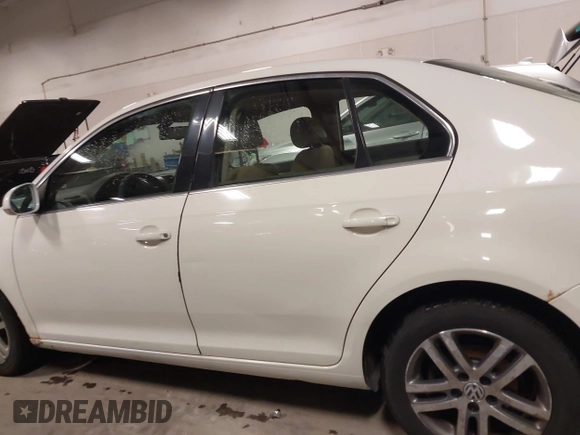 2005 Volkswagen Jetta 2.5L with VIN 3VWSF71K55M627164, listed as a IAAI auction lot 41472265 with 233,937 mi miles and . Bid and sale history available at DreamBid. Image 15.