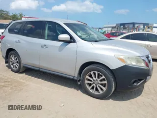 2014 Nissan Pathfinder S z VIN 5N1AR2MNXEC695889, wystawiony jako IAAI lot #42237433 z przebiegiem 149 591 mil mil oraz . Historia ofert i sprzedaży dostępna na DreamBid. Obrazek 1.