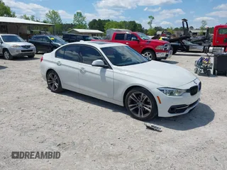 2016 BMW 3 Series 328i z VIN WBA8E9C56GK647370, wystawiony jako IAAI lot #41979248 z przebiegiem 87 470 mil mil oraz . Historia ofert i sprzedaży dostępna na DreamBid. Obrazek 1.