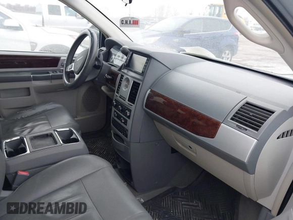 2010 Chrysler Town & Country Touring with VIN 2A4RR5D18AR250438, listed as a IAAI auction lot 41614646 with 271,504 mi miles. Bid and sale history available at carsss.com. Image 5.