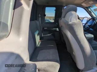 2002 Ford F-250 XL с VIN 1FTNX21F12EA84786, выставлен на аукционе Copart как лот 54698515 с пробегом 290 820 миль миль и Списание • Salvage title. История ставок и продаж доступна на DreamBid. Изображение 10.