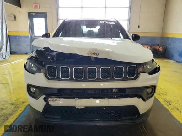 2023 Jeep Compass Latitude z VIN 3C4NJDBN8PT552894, wystawiony jako Copart lot #60174955 z przebiegiem 49 356 mil mil oraz Szkoda całkowita • Salvage title. Historia ofert i sprzedaży dostępna na DreamBid. Obrazek 5.