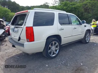 2010 Cadillac Escalade Premium z VIN 1GYUCCEF5AR268699, wystawiony jako IAAI lot #42275871 z przebiegiem 157 418 mil mil oraz . Historia ofert i sprzedaży dostępna na DreamBid. Obrazek 4.