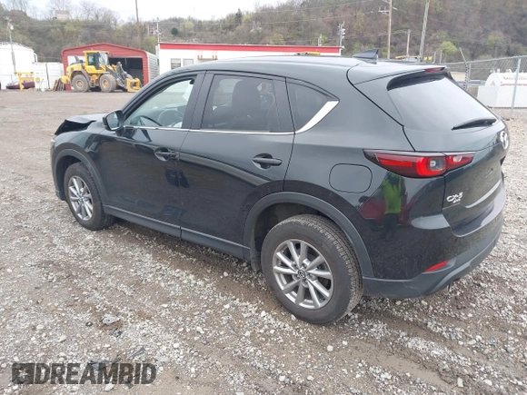 2023 Mazda CX-5 S Carbon Edition z VIN JM3KFBCM9P0130796, wystawiony jako IAAI lot #41956104 z przebiegiem 21 796 mil mil oraz . Historia ofert i sprzedaży dostępna na DreamBid. Obrazek 3.