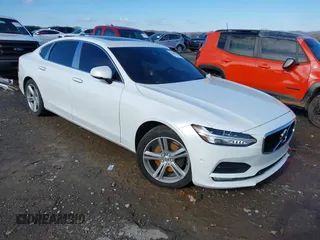 2018 Volvo S90 Momentum with VIN LVY982MK5JP036453, listed as a IAAI auction lot 41269326 with 82,231 mi miles. Bid and sale history available at carsss.com. Image 1.