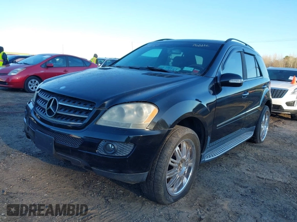2008 Mercedes-Benz M 550 with VIN 4JGBB72E98A419096, listed as a IAAI auction lot 41808764 with 186,038 mi miles and . Bid and sale history available at carsss.com. Image 2.