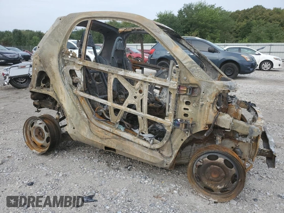 2015 Smart fortwo Passion z VIN WMEEJ3BA7FK794570, wystawiony jako Copart lot #67058864 z przebiegiem Nie podano mil oraz Nie do naprawy. Historia ofert i sprzedaży dostępna na DreamBid. Obrazek 4.