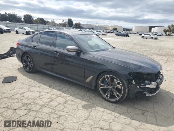 2020 BMW 5 Series M550i xDrive z VIN WBAJS7C09LCE11953, wystawiony jako Copart lot #49773175 z przebiegiem 40 329 mil mil oraz Szkoda całkowita • Salvage title. Historia ofert i sprzedaży dostępna na DreamBid. Obrazek 4.