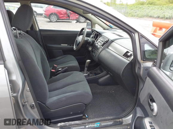 2012 Nissan Versa S z VIN 3N1BC1CP7CK800017, wystawiony jako IAAI lot #42270666 z przebiegiem 152 790 mil mil oraz . Historia ofert i sprzedaży dostępna na DreamBid. Obrazek 5.
