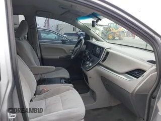 2015 Toyota Sienna LE AAS z VIN 5TDKK3DC3FS552378, wystawiony jako IAAI lot #42451782 z przebiegiem 257 916 mil mil oraz . Historia ofert i sprzedaży dostępna na DreamBid. Obrazek 5.