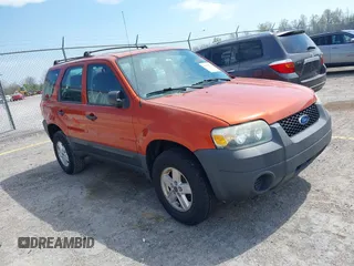 2007 Ford Escape XLS with VIN 1FMYU02Z27KA04600, listed as a IAAI auction lot 42059639 with 141,296 mi miles. Bid and sale history available at carsss.com. Image 1.