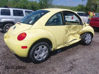 2000 Volkswagen Beetle GLS z VIN 3VWCA21C4YM414855, wystawiony jako IAAI lot #42198615 z przebiegiem 128 131 mil mil oraz . Historia ofert i sprzedaży dostępna na DreamBid. Obrazek 4.