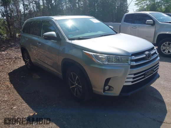 2018 Toyota Highlander SE z VIN 5TDJZRFH8JS526290, wystawiony jako IAAI lot #42393316 z przebiegiem 69 650 mil mil oraz . Historia ofert i sprzedaży dostępna na DreamBid. Obrazek 1.