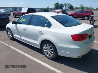 2014 Volkswagen Jetta SE с VIN 3VWD17AJ9EM420615, выставлен на аукционе IAAI как лот 42521817 с пробегом 95 433 миль миль и . История ставок и продаж доступна на DreamBid. Изображение 3.