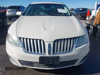 2009 Lincoln MKS z VIN 1LNHM93RX9G618156, wystawiony jako IAAI lot #41054366 z przebiegiem 127 060 mil mil oraz . Historia ofert i sprzedaży dostępna na DreamBid. Obrazek 13.