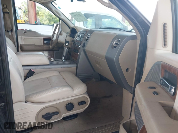 2004 Ford F-150 XLT z VIN 1FTPW12554KD31646, wystawiony jako IAAI lot #42798307 z przebiegiem 263 985 mil mil oraz . Historia ofert i sprzedaży dostępna na DreamBid. Obrazek 5.