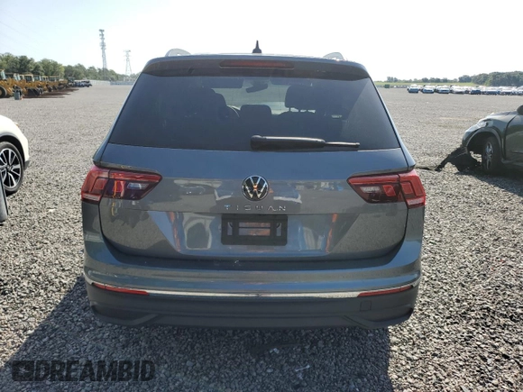 2024 Volkswagen Tiguan S z VIN 3VVRB7AX8RM069620, wystawiony jako Copart lot #56954215 z przebiegiem 22 079 mil mil oraz Szkoda całkowita • Salvage title. Historia ofert i sprzedaży dostępna na DreamBid. Obrazek 6.