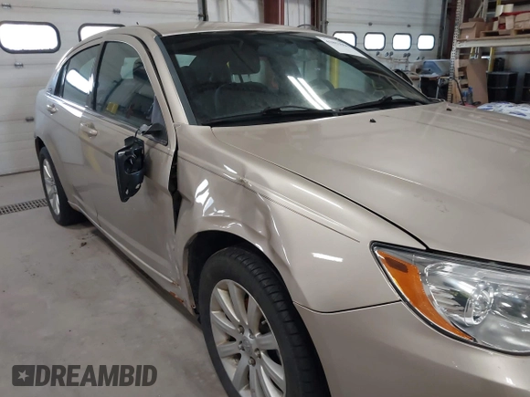 2014 Chrysler 200 Touring z VIN 1C3CCBBBXEN231601, wystawiony jako IAAI lot #41853990 z przebiegiem 169 411 mil mil oraz . Historia ofert i sprzedaży dostępna na DreamBid. Obrazek 6.