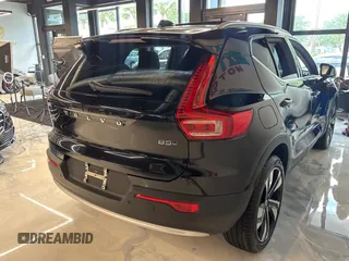 2024 Volvo XC40 Plus Bright Theme z VIN YV4L12UE6R2216347, wystawiony jako Copart lot #53724375 z przebiegiem 11 885 mil mil oraz Czysty tytuł • Clean title. Historia ofert i sprzedaży dostępna na DreamBid. Obrazek 4.