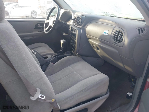 2005 Chevrolet TrailBlazer LS with VIN 1GNET16S456110380, listed as a IAAI auction lot 41440720 with 151,700 mi miles. Bid and sale history available at carsss.com. Image 5.
