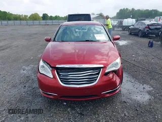 2013 Chrysler 200 LX z VIN 1C3CCBAG2DN767549, wystawiony jako IAAI lot #42081076 z przebiegiem 121 759 mil mil oraz . Historia ofert i sprzedaży dostępna na DreamBid. Obrazek 12.
