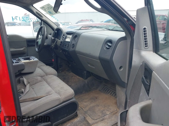 2004 Ford F-150 XL z VIN 1FTRF12W74KD85418, wystawiony jako IAAI lot #42252174 z przebiegiem 291 196 mil mil oraz . Historia ofert i sprzedaży dostępna na DreamBid. Obrazek 5.