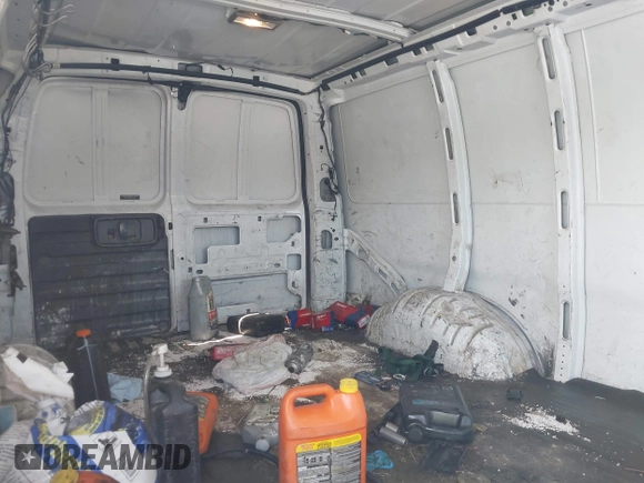1999 Chevrolet City Express Cargo z VIN 1GCGG25R7X1096940, wystawiony jako IAAI lot #42363384 z przebiegiem 313 143 mil mil oraz . Historia ofert i sprzedaży dostępna na DreamBid. Obrazek 8.