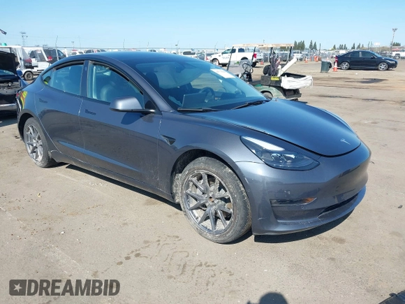 2022 Tesla Model 3 Long Range z VIN 5YJ3E1EB2NF251772, wystawiony jako IAAI lot #41773684 z przebiegiem 28 500 mil mil oraz . Historia ofert i sprzedaży dostępna na DreamBid. Obrazek 1.