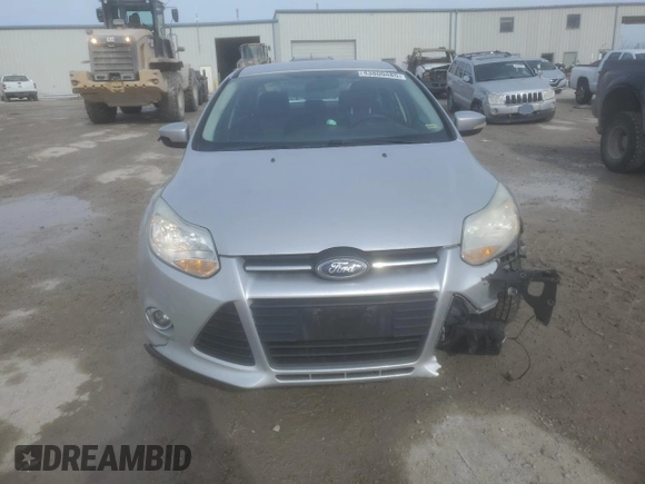 2014 Ford Focus SE with VIN 1FADP3F24EL264003, listed as a Copart auction lot 43800485 with 138,390 mi miles and Salvage Title. Bid and sale history available at DreamBid. Image 5.
