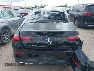 2025 Mercedes-Benz CLA 250 z VIN W1K5J4GB3SN516138, wystawiony jako IAAI lot #41903335 z przebiegiem 12 318 mil mil oraz . Historia ofert i sprzedaży dostępna na DreamBid. Obrazek 16.