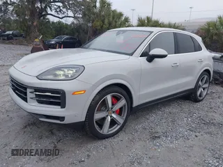 2024 Porsche Cayenne S z VIN WP1AL2AY4RDA33633, wystawiony jako IAAI lot #41405207 z przebiegiem 4 157 mil mil oraz . Historia ofert i sprzedaży dostępna na DreamBid. Obrazek 2.