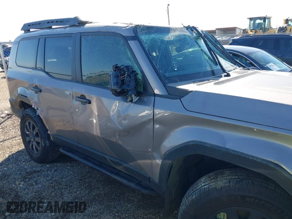 2024 Toyota Land Cruiser z VIN JTEABFAJ3RK001357, wystawiony jako IAAI lot #41206628 z przebiegiem 7060 mil mil oraz . Historia ofert i sprzedaży dostępna na DreamBid. Obrazek 6.