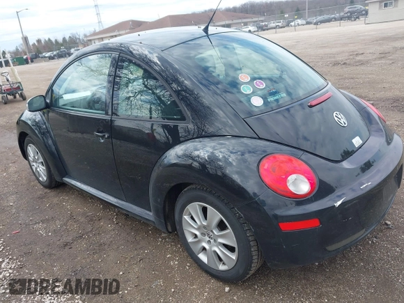 2010 Volkswagen New Beetle Coupe with VIN 3VWPW3AG6AM021330, listed as a IAAI auction lot 42094872 with 124,908 mi miles. Bid and sale history available at carsss.com. Image 3.