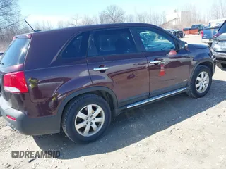 2013 Kia Sorento LX with VIN 5XYKTCA62DG331960, listed as a IAAI auction lot 41971476 with 186,287 mi miles. Bid and sale history available at carsss.com. Image 4.