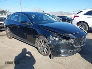 2022 Mazda 3 Carbon Edition z VIN JM1BPACLXN1507604, wystawiony jako IAAI lot #41408768 z przebiegiem 77 239 mil mil oraz . Historia ofert i sprzedaży dostępna na DreamBid. Obrazek 1.
