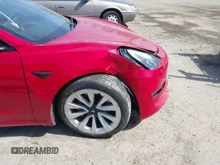 2022 Tesla Model 3 Long Range z VIN 5YJ3E1EB5NF174606, wystawiony jako IAAI lot #42463894 z przebiegiem 36 677 mil mil oraz . Historia ofert i sprzedaży dostępna na DreamBid. Obrazek 6.