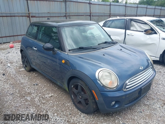 2010 MINI Hardtop z VIN WMWMF3C5XATZ26038, wystawiony jako IAAI lot #42851812 z przebiegiem 150 000 mil mil oraz . Historia ofert i sprzedaży dostępna na DreamBid. Obrazek 1.