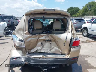 2011 Toyota Highlander z VIN 5TDBK3EH2BS042799, wystawiony jako IAAI lot #39900598 z przebiegiem 232 331 mil mil oraz . Historia ofert i sprzedaży dostępna na DreamBid. Obrazek 17.
