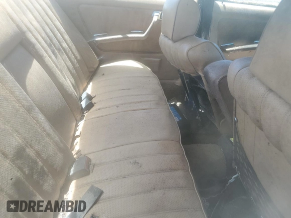 1982 Mercedes-Benz 300 D z VIN WDBAB33A0CB004853, wystawiony jako Copart lot #60577005 z przebiegiem 337 870 mil mil oraz Czysty tytuł • Clean title. Historia ofert i sprzedaży dostępna na DreamBid. Obrazek 10.
