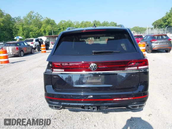 2024 Volkswagen Atlas SEL Premium R-Line with VIN 1V2FR2CA2RC598392, listed as a IAAI auction lot 42418130 with 5,007 mi miles and . Bid and sale history available at DreamBid. Image 16.