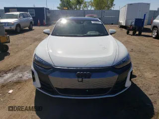 2022 Audi e-tron GT Premium Plus z VIN WAUFJBFW8N7010379, wystawiony jako Copart lot #72908444 z przebiegiem 16 623 mil mil oraz Szkody całkowita. Historia ofert i sprzedaży dostępna na DreamBid. Obrazek 5.