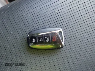 2018 Hyundai Santa Fe 2.0T z VIN 5XYZU4LA1JG516466, wystawiony jako IAAI lot #42265607 z przebiegiem 110 655 mil mil oraz . Historia ofert i sprzedaży dostępna na DreamBid. Obrazek 11.