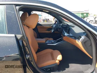 2024 BMW i4 xDrive40 z VIN WBY83FB05RFS37070, wystawiony jako IAAI lot #41975207 z przebiegiem 8 304 mil mil oraz . Historia ofert i sprzedaży dostępna na DreamBid. Obrazek 5.