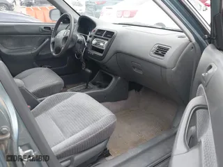 2000 Honda Civic VP with VIN 2HGEJ6613YH573635, listed as a IAAI auction lot 42099695 with 235,772 mi miles. Bid and sale history available at carsss.com. Image 5.