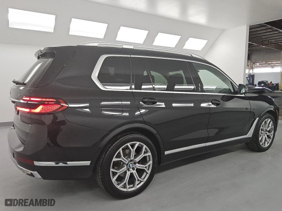 2025 BMW X7 xDrive40i with VIN 5UX23EM09S9X05528, listed as a Copart auction lot 53862305 with 28,698 mi miles and Clean Title. Bid and sale history available at carsss.com. Image 3.