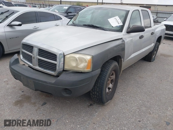 2005 Dodge Dakota ST z VIN 1D7HE28K75S308645, wystawiony jako IAAI lot #41931890 z przebiegiem 338 615 mil mil oraz . Historia ofert i sprzedaży dostępna na DreamBid. Obrazek 17.