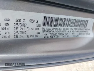 2018 Jeep Cherokee Latitude Tech Connect z VIN 1C4PJLCB5JD568524, wystawiony jako IAAI lot #42542664 z przebiegiem 82 370 mil mil oraz . Historia ofert i sprzedaży dostępna na DreamBid. Obrazek 9.