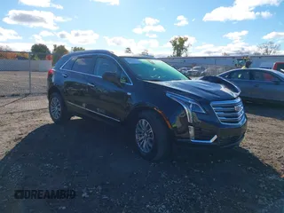 2019 Cadillac XT5 Luxury FWD z VIN 1GYKNCRS1KZ161658, wystawiony jako IAAI lot #40604996 z przebiegiem 24 019 mil mil oraz . Historia ofert i sprzedaży dostępna na DreamBid. Obrazek 1.
